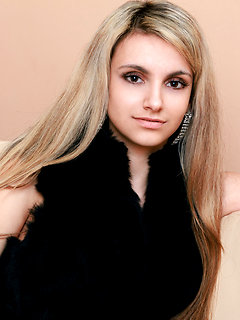 Great looking blonde babe by Showy Beauty